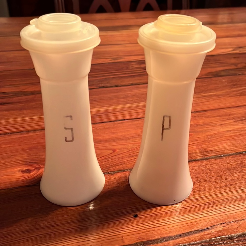 Tupperware salt and pepper shaker